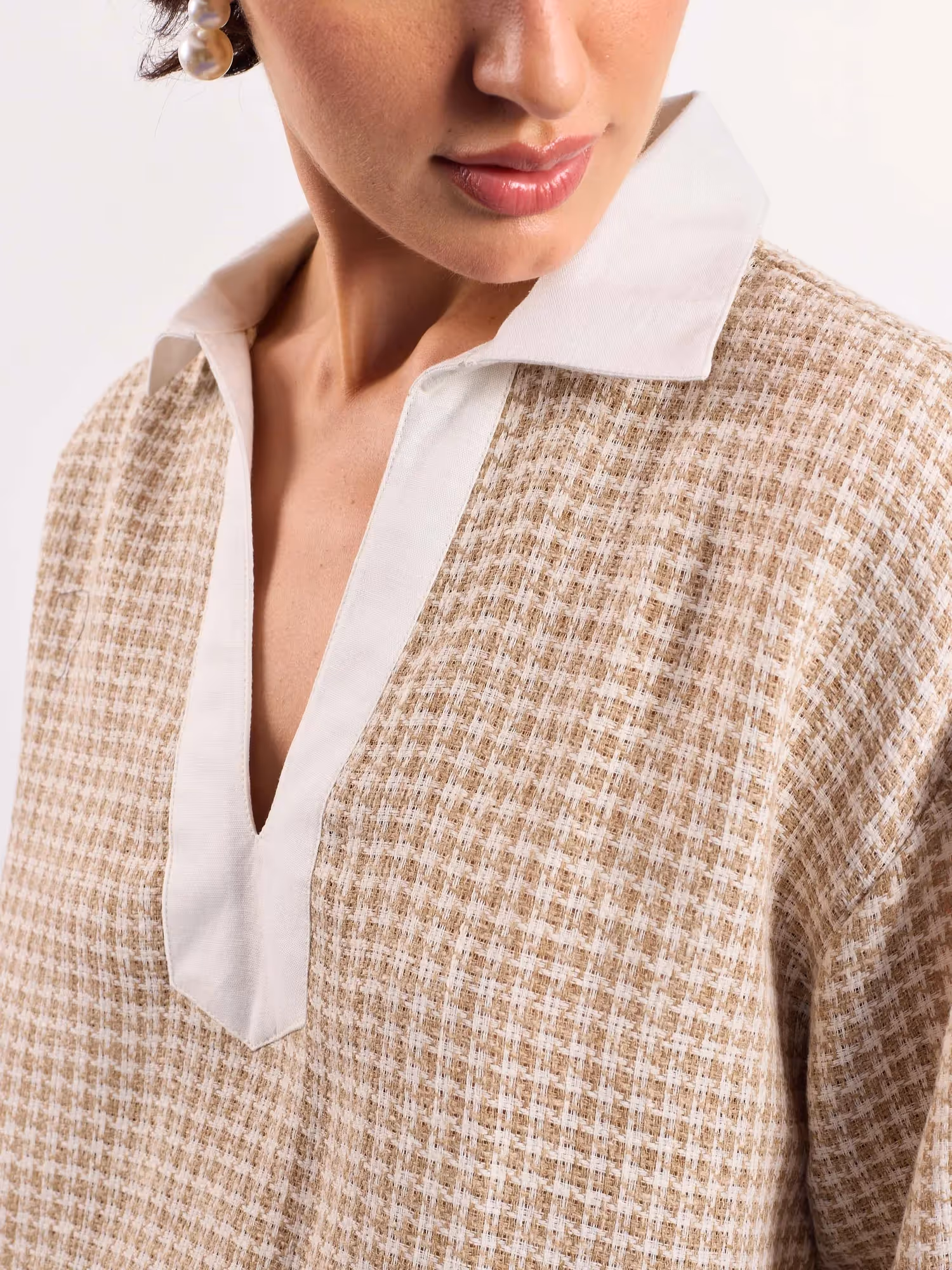 Beige Contrasting Collar Pullover image 7
