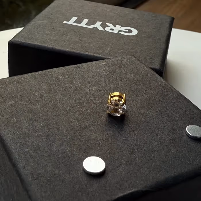 Grytt ROUND GOLD STUD - (MAGNETIC NON-PIERCED) - photo 3 of 4