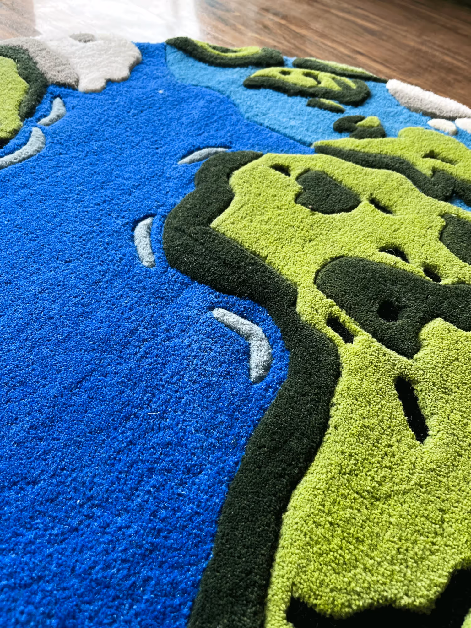 World High Low Hand Tufted Rug image 2