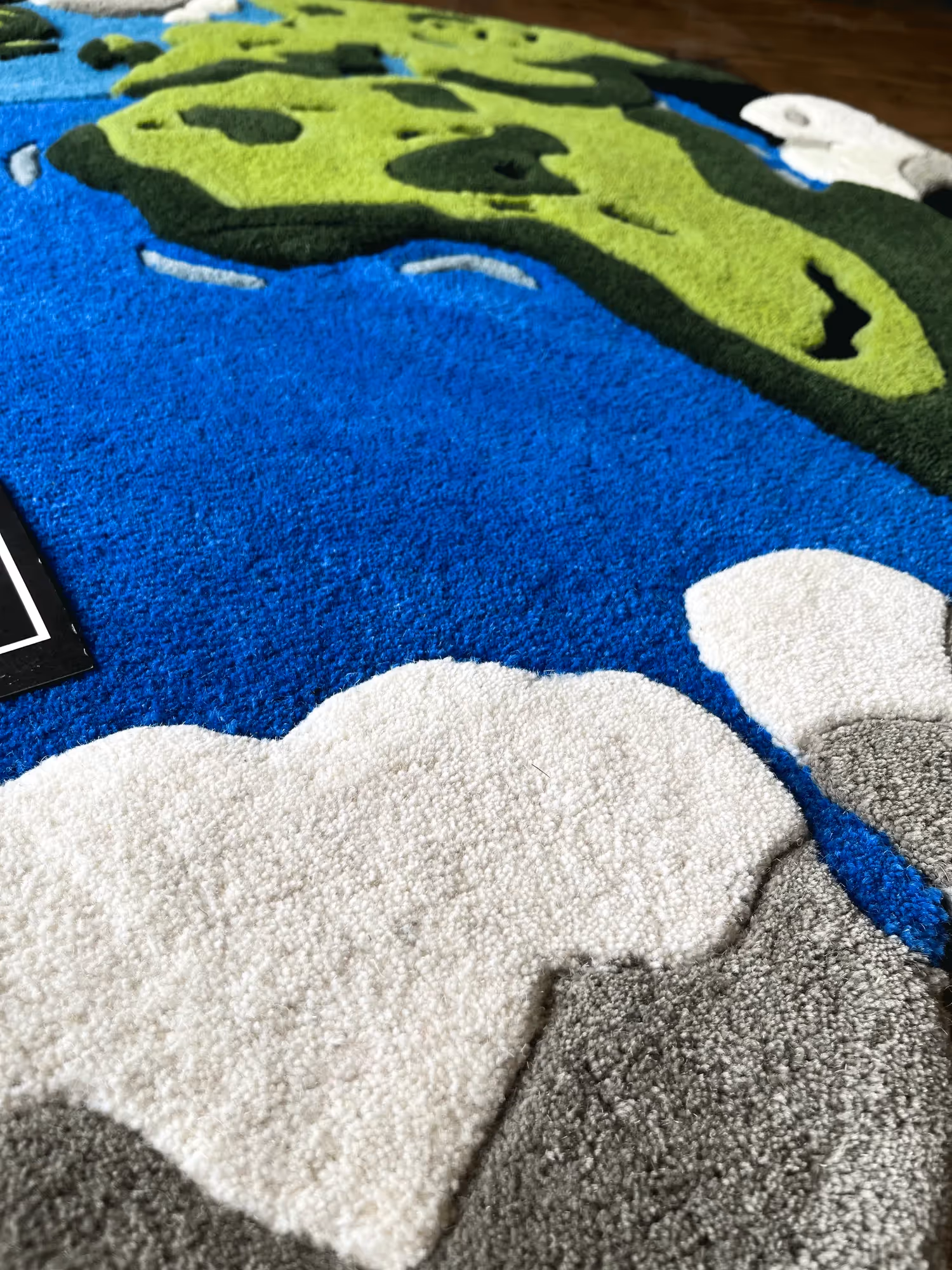 World High Low Hand Tufted Rug image 5